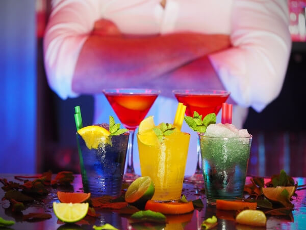 Bartender_with_cocktails